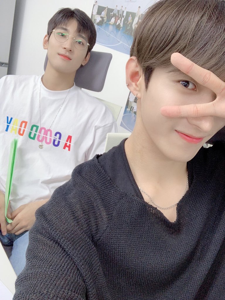 韓国 SEVENTEEN セブチ ウォヌ ジョンハン 着用 ロゴTシャツ 黒 韓国 SEVENTEEN セブチ ウォヌ ジョンハン 着用 ロゴTシャツ 黒