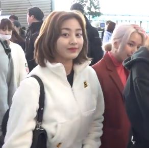 先日の空港ファッションでtwiceジヒョが着用したアウター Tk Town 韓国芸能人着用韓国セレクトブランド情報